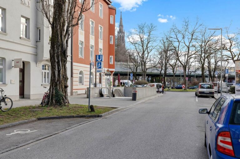 U-Bahnhof Kolumbusplatz, 100 m entfernt