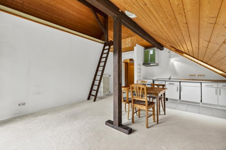 Wohn- Esszimmer mit ausgebautem Spitzboden im OG